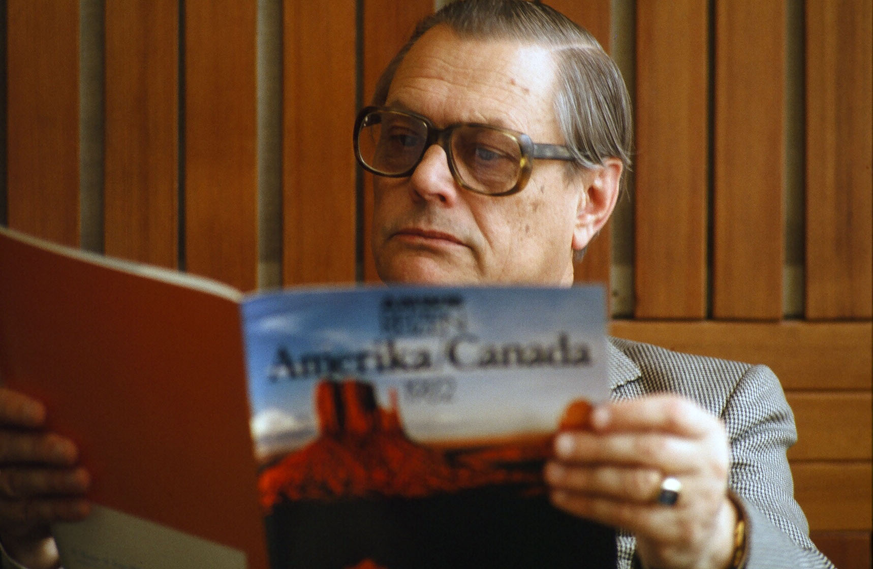 Kees Passchier leest een boek