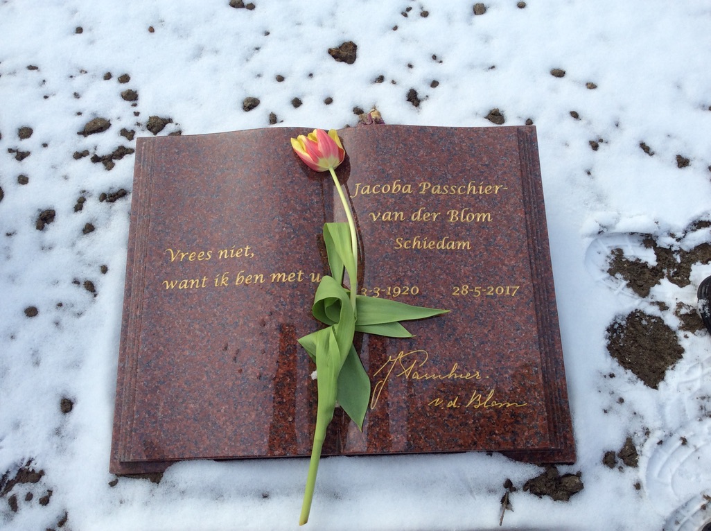 Grafsteen van Jacoba Passchier-van der Blom